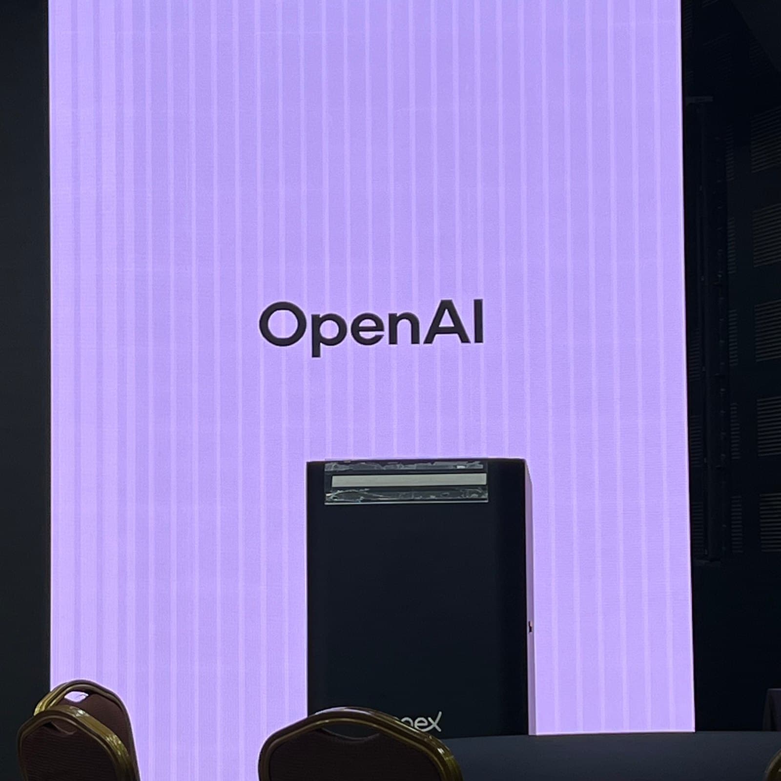 행사장 무대 스크린에 떠 있는 OpenAI 로고